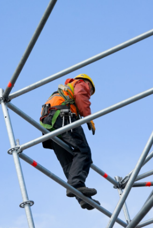 在腳手架上作業也需要佩戴防墜器